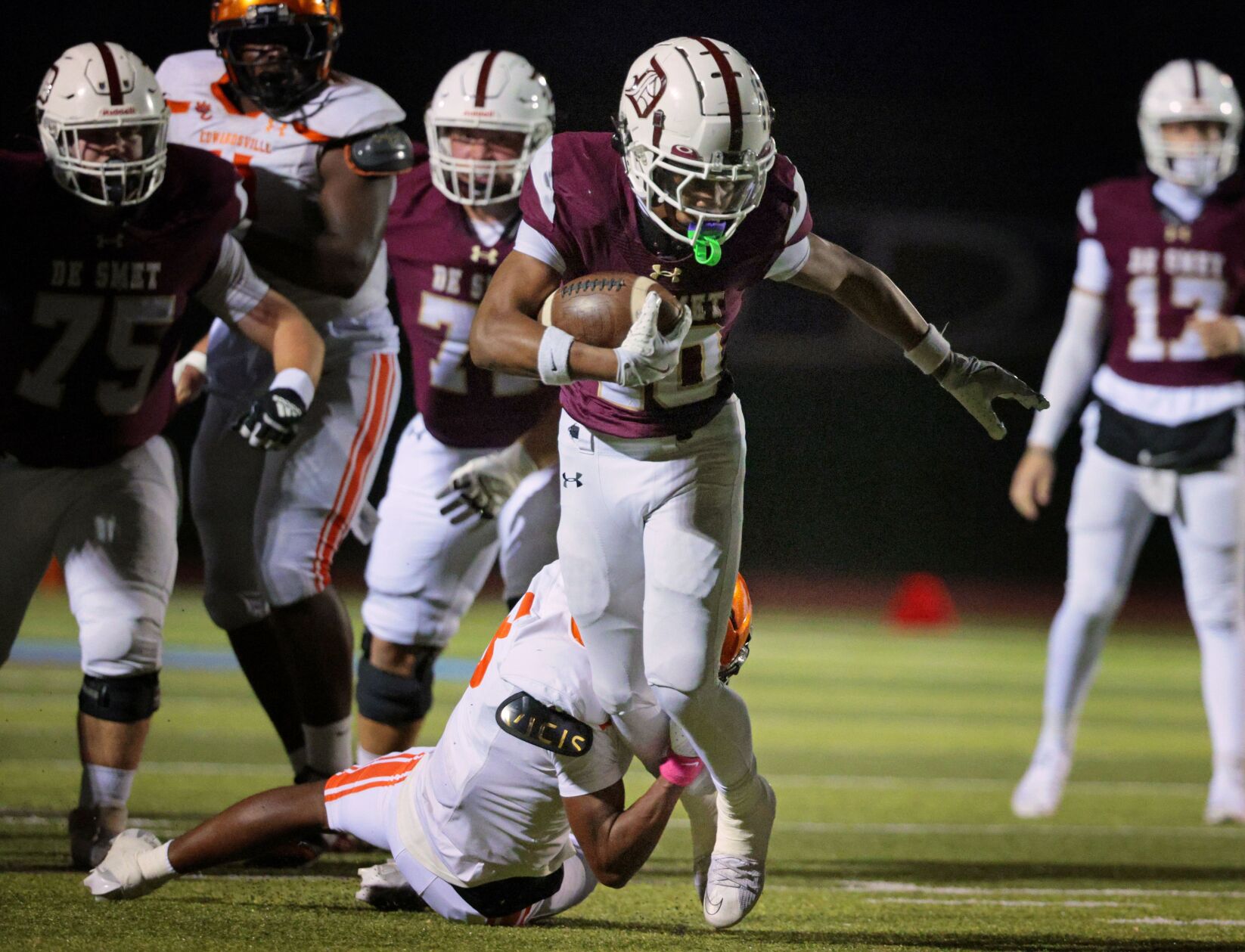 DeSmet stifles Edwardsville 30-15
